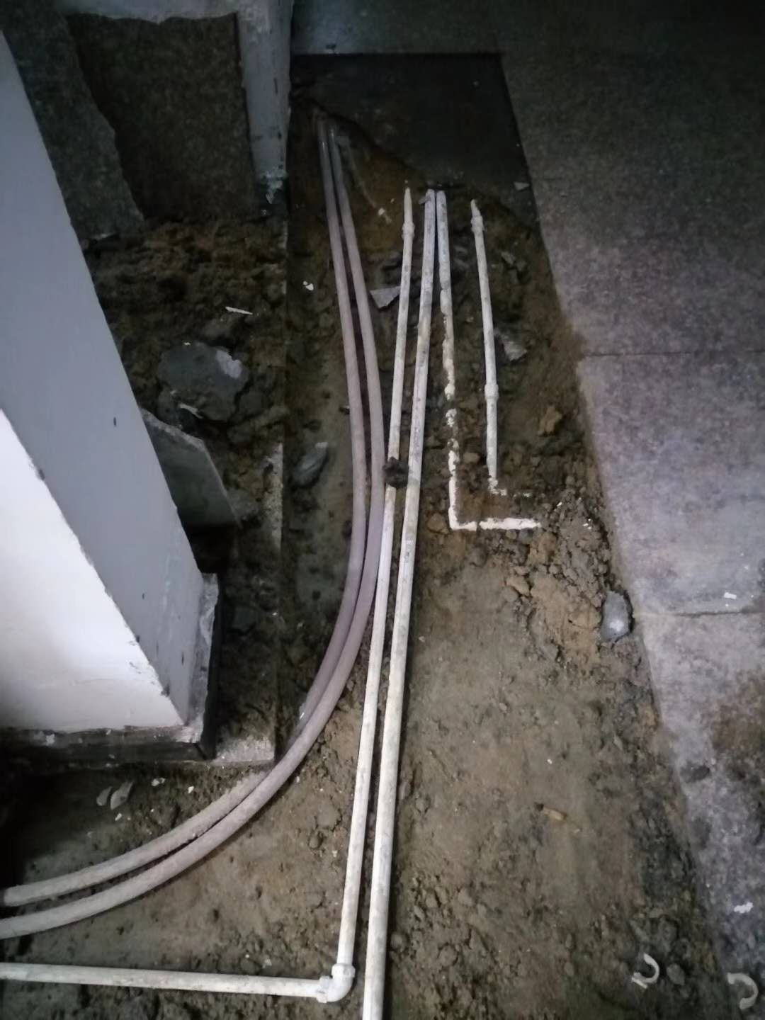 建湖漏水，切勿盲目乱刨乱砸