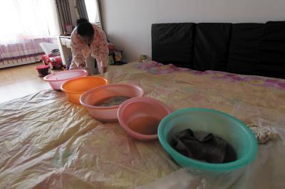 建湖楼上漏水，住户失联，小区没物管，业主维权难！律师来支招……